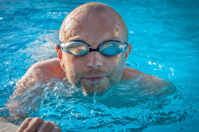 Ciekawostki o pływaniu – dziwne i niecodzienne zdarzenia dotyczące pływania